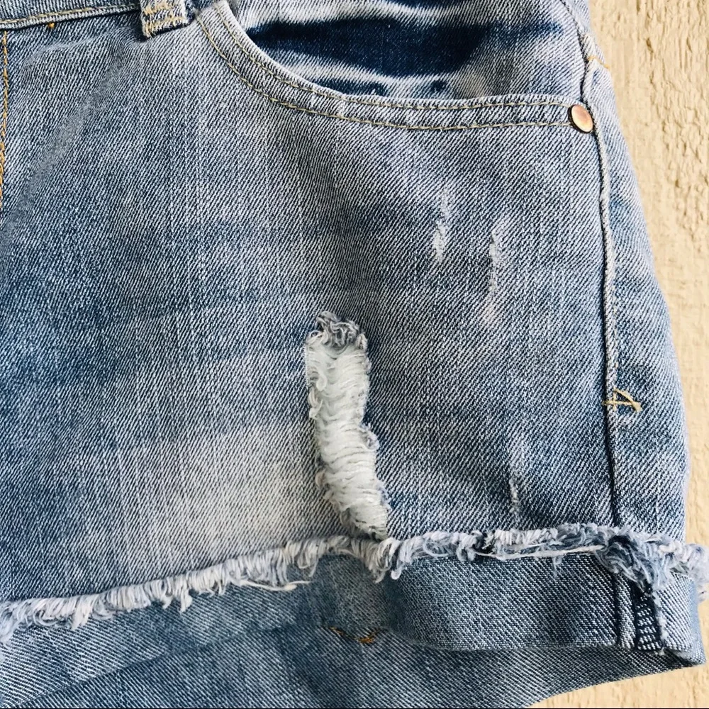 Forever 21 Women's Distressed Light Stain Jean Shorts Size 29 - Picture 6 of 8